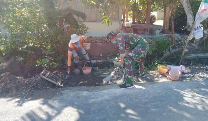 Bersama Warga, Anggota Satgas Perbaiki Jalan TMMD Bojonegoro